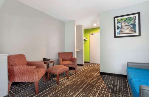 Crestline Heights Hotel | Quality Inn & Suites Birmingham - Highway 280