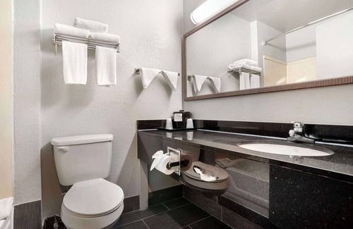 Crestline Heights Hotel | Quality Inn & Suites Birmingham - Highway 280
