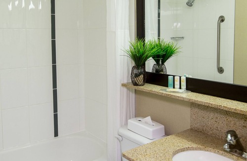 Brossard Hotel | Quality Inn & Suites Brossard