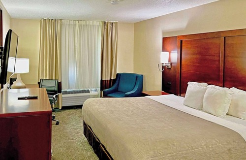Ashwaubenon Hotel | Quality Inn & Suites Green Bay - Ashwaubenon