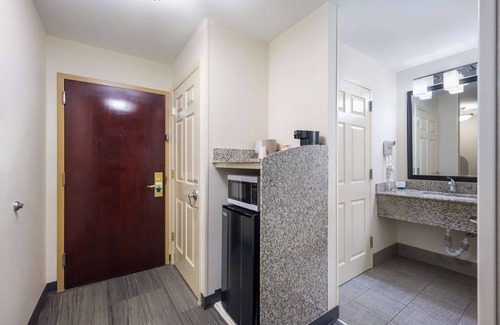 Huntsville Hotel | Quality Inn & Suites Huntsville Research Park Area