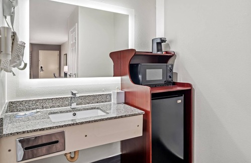Warner Robins Hotel | Quality Inn & Suites near Robins Air Force Base