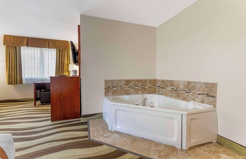 Stoughton Hotel | Quality Inn & Suites Stoughton - Madison South