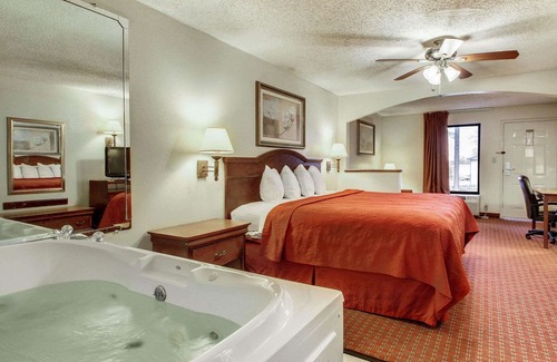 Clinton Hotel | Quality Inn & Suites