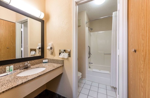 Portage Hotel | Quality Inn & Suites