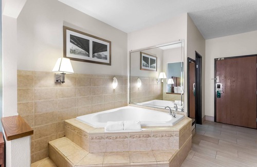 Beloit Hotel | Quality Inn