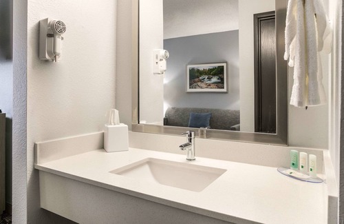 Marquette Hotel | Quality Inn