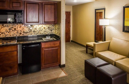 Industry Hotel | Quality Suites NYC Gateway