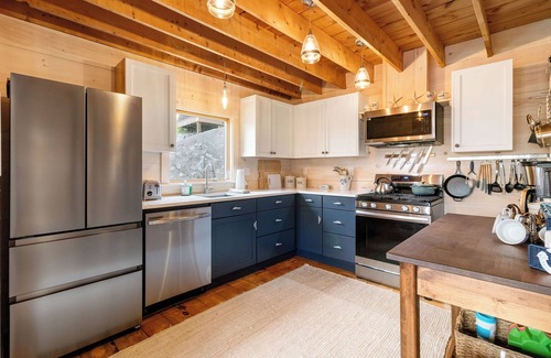 Spruce Head Cottage | Quarry Village Compound