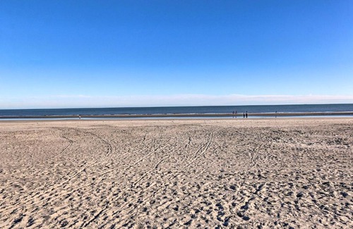 Folly Field House | quarter Mi to Ocean Beach Pebble Townhome with Patio