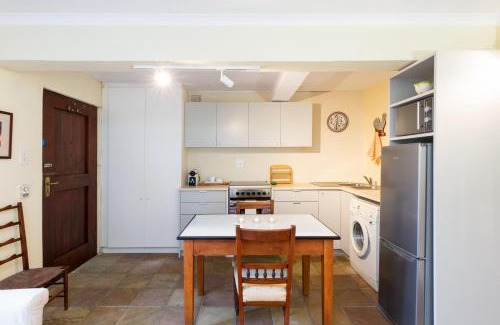 Kalk Bay Apartment | Quarterdeck Cottage Kalk Bay - No Load Shedding