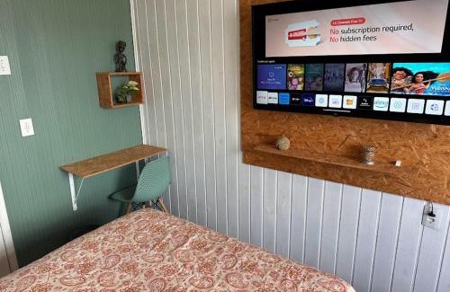 Centro Bed & Breakfast | Quarto 6 no Centro de Itajaí, Ar+SmartTv