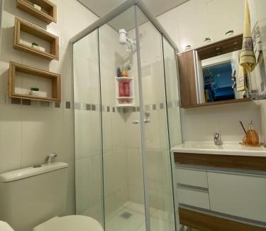 Zona Industrial Norte Apartment | Quarto aconchegante com banheiro