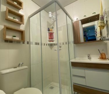 Zona Industrial Norte Apartment | Quarto aconchegante com banheiro
