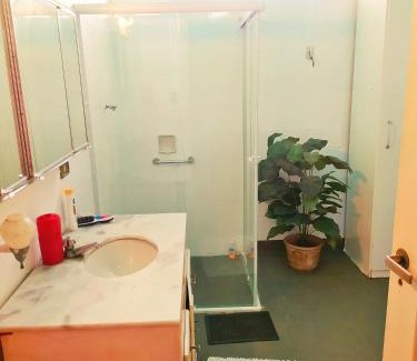 Campo Belo House | Quarto com café manhã básico lado Metrô e Aeroporto