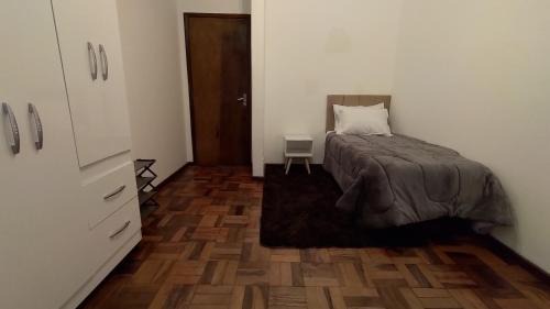 Alto da Rua Quinze House | Quarto da Fê, central, perto de tudo o que você precisa!