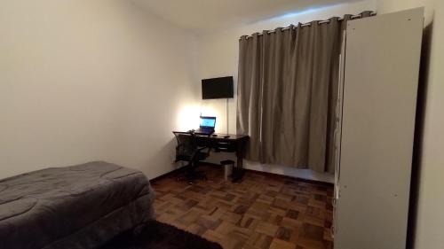 Alto da Rua Quinze House | Quarto da Fê, central, perto de tudo o que você precisa!