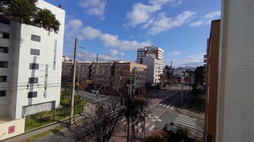 Alto da Rua Quinze House | Quarto da Fê, central, perto de tudo o que você precisa!