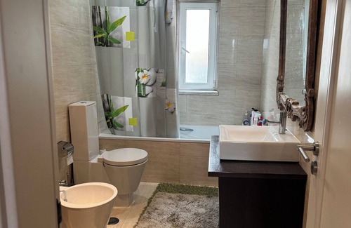 Oeiras Apartment | Quarto Duplo com Piscina Junto a Lisboa e Caxias