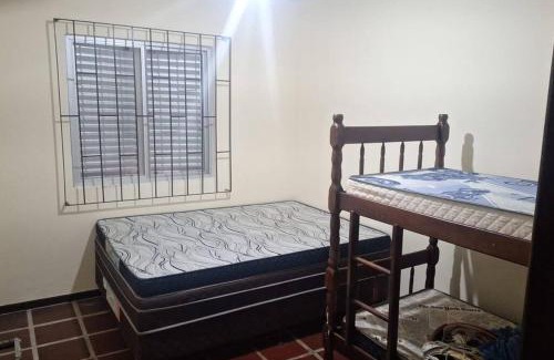 Matinhos House | Quarto para quatro pessoas a duas quadras da praia - Balneário Saint Etienne - Matinhos
