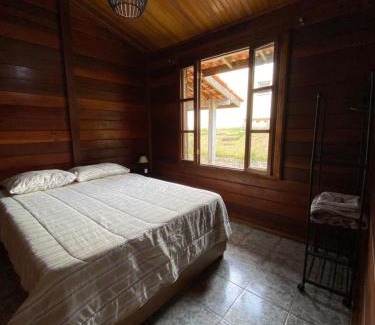 Sao Roque House | QUARTO Primavera em Casa de Madeira no Alto da Serra - PetFriendly
