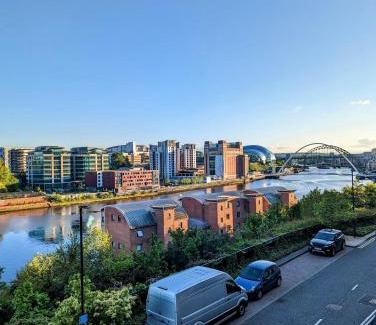 Newcastle-upon-Tyne Apartment | Quayside apartment with riverside views & parking