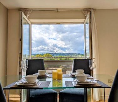 Newcastle-upon-Tyne Apartment | Quayside apartment with riverside views & parking