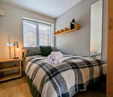 Newcastle-upon-Tyne Apartment | Quayside apartment with riverside views & parking