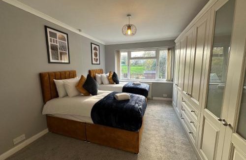 Swindon House | Quebec House - Free Parking and Wifi, 'Comfortable Spacious House Near to Town Centre