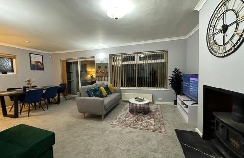 Swindon House | Quebec House - Free Parking and Wifi, 'Comfortable Spacious House Near to Town Centre