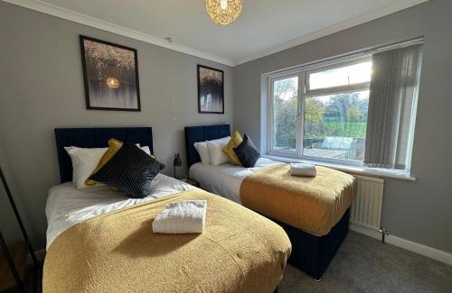 Swindon House | Quebec House - Free Parking and Wifi, 'Comfortable Spacious House Near to Town Centre