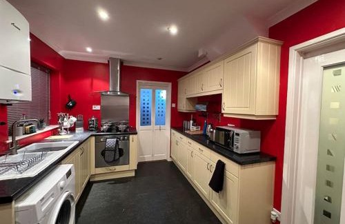 Swindon House | Quebec House - Free Parking and Wifi, 'Comfortable Spacious House Near to Town Centre
