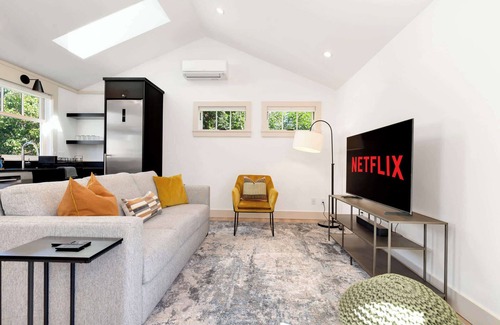 North Queen Anne House | Queen Anne 1BR DADU · Sleeps 4 · Private Entry + Full Kitchen