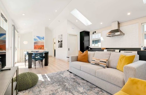 North Queen Anne House | Queen Anne 1BR DADU · Sleeps 4 · Private Entry + Full Kitchen
