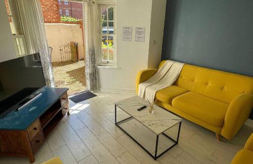 Abingdon House | Queen Anne Court with FREE PARKING By Prescott Apartments