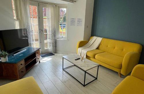 Abingdon House | Queen Anne Court with FREE PARKING By Prescott Apartments