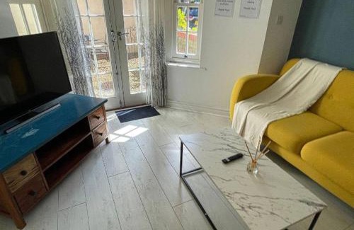 Abingdon House | Queen Anne Court with FREE PARKING By Prescott Apartments