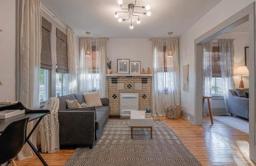 Earlewood Apartment | Queen Anne Eclectic Apartment