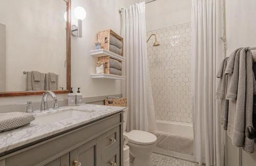 Earlewood Apartment | Queen Anne Eclectic Apartment
