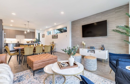 East Queen Anne House | Queen Anne Oasis by Lake Union!Near Stadiums!Rooftop!Sauna!BBQ!Firepit!Parking!