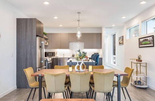 East Queen Anne House | Queen Anne Oasis by Lake Union!Near Stadiums!Rooftop!Sauna!BBQ!Firepit!Parking!