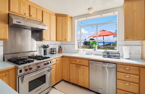 West Queen Anne House | Queen Anne Retreat with Bay Views | Dining & Shop