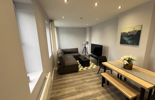 Abingdon Apartment | Queen Apartment | 7 Guests | High Spec | En-Suites