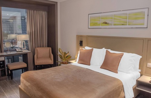 Pasay Hotel | Queen Bed near NAIA T3 - Access via Runway Manila