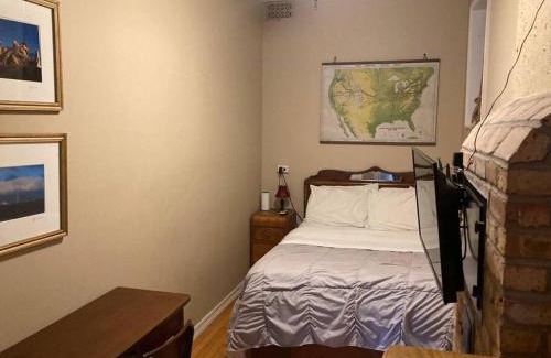 Lakeview Bed & Breakfast | Queen bed with Private bathroom in Lakeview - 2E