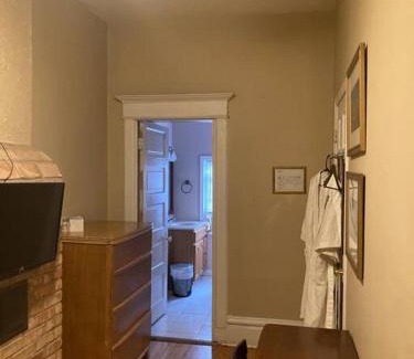 Lakeview Bed & Breakfast | Queen bed with Private bathroom in Lakeview - 2E