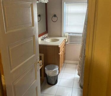 Lakeview Bed & Breakfast | Queen bed with Private bathroom in Lakeview - 2E