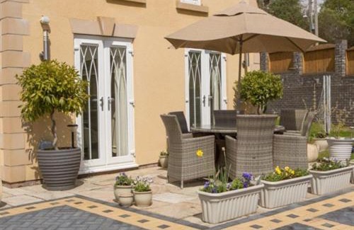 Merthyr Tydfil Bed & Breakfast | Queen Bee & B