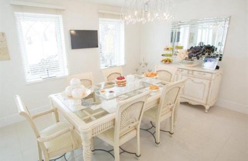 Merthyr Tydfil Bed & Breakfast | Queen Bee & B