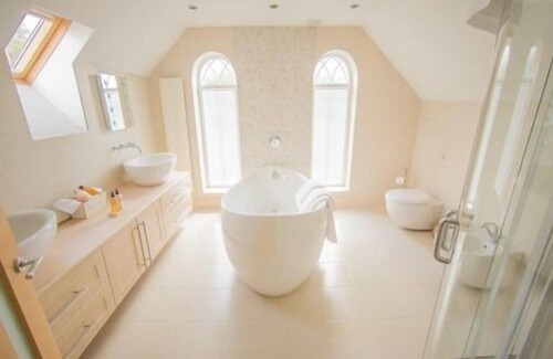 Merthyr Tydfil Bed & Breakfast | Queen Bee & B
